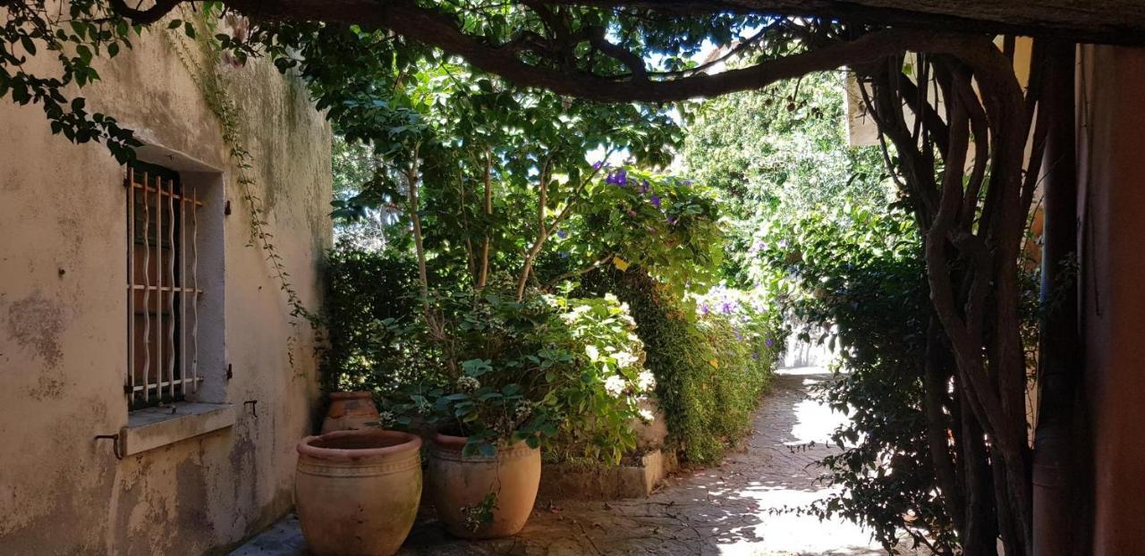 L'odyssee Provencale, Un Duplex De Charme De 2 Au Pied Du Village Medieval De Bormes-les-mimosas, Offrant Des Prestations De Gamme Et Superbe Vue Sur Le Massif Des Maures Bormes-les-Mimosas
