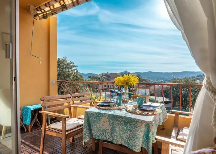 L\'Odyssee Provencale, Un Duplex De Charme De 2 Chambres Au Pied Du Village Medieval De Bormes-Les-Mimosas, Offrant Des Prestations Haut De Gamme Et Une Superbe Vue Sur Le Massif Des Maures