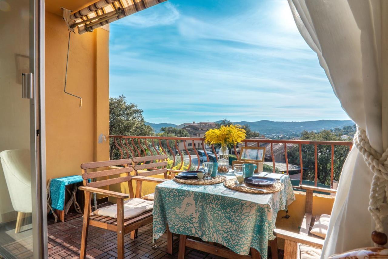 L'odyssee Provencale, Un Duplex De Charme De 2 Au Pied Du Village Medieval De Bormes-les-mimosas, Offrant Des Prestations De Gamme Et Superbe Vue Sur Le Massif Des Maures