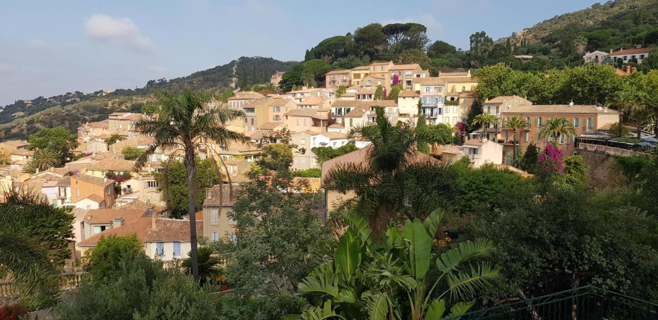 L'odyssee Provencale, Un Duplex De Charme De 2 Au Pied Du Village Medieval De Bormes-les-mimosas, Offrant Des Prestations De Gamme Et Superbe Vue Sur Le Massif Des Maures