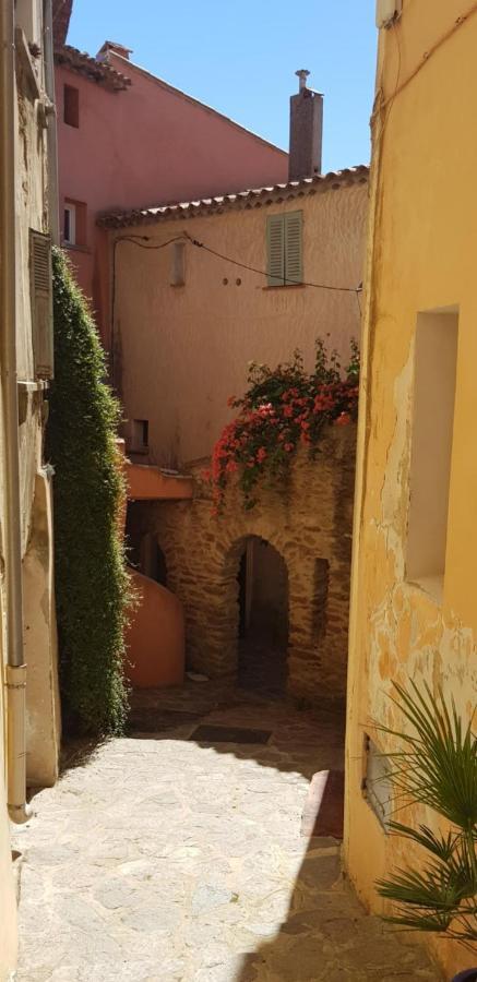 L'odyssee Provencale, Un Duplex De Charme De 2 Au Pied Du Village Medieval De Bormes-les-mimosas, Offrant Des Prestations De Gamme Et Superbe Vue Sur Le Massif Des Maures * Bormes-les-Mimosas